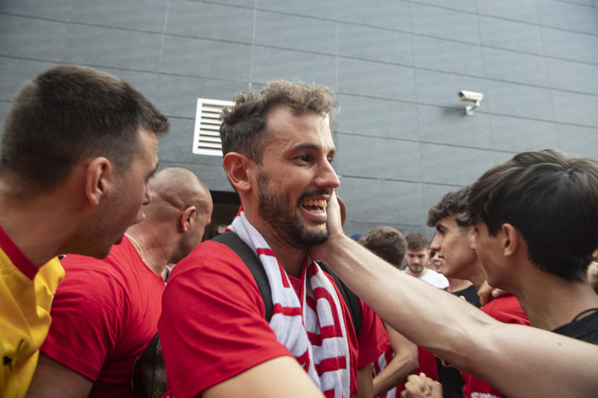 Els aficionats reben al Girona a l'aeroport