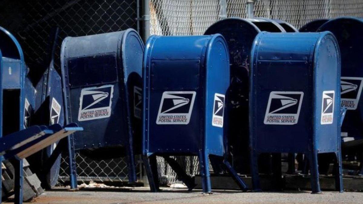 Un juez ordena detener los cambios en el Servicio Postal implementados por Trump