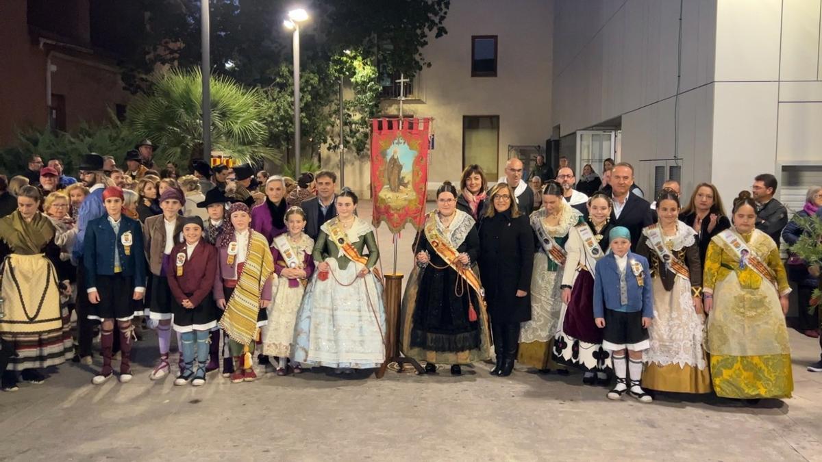 Las actuales reinas de las fiestas de Benicàssim junto al grupo de festeros y las autoridades.