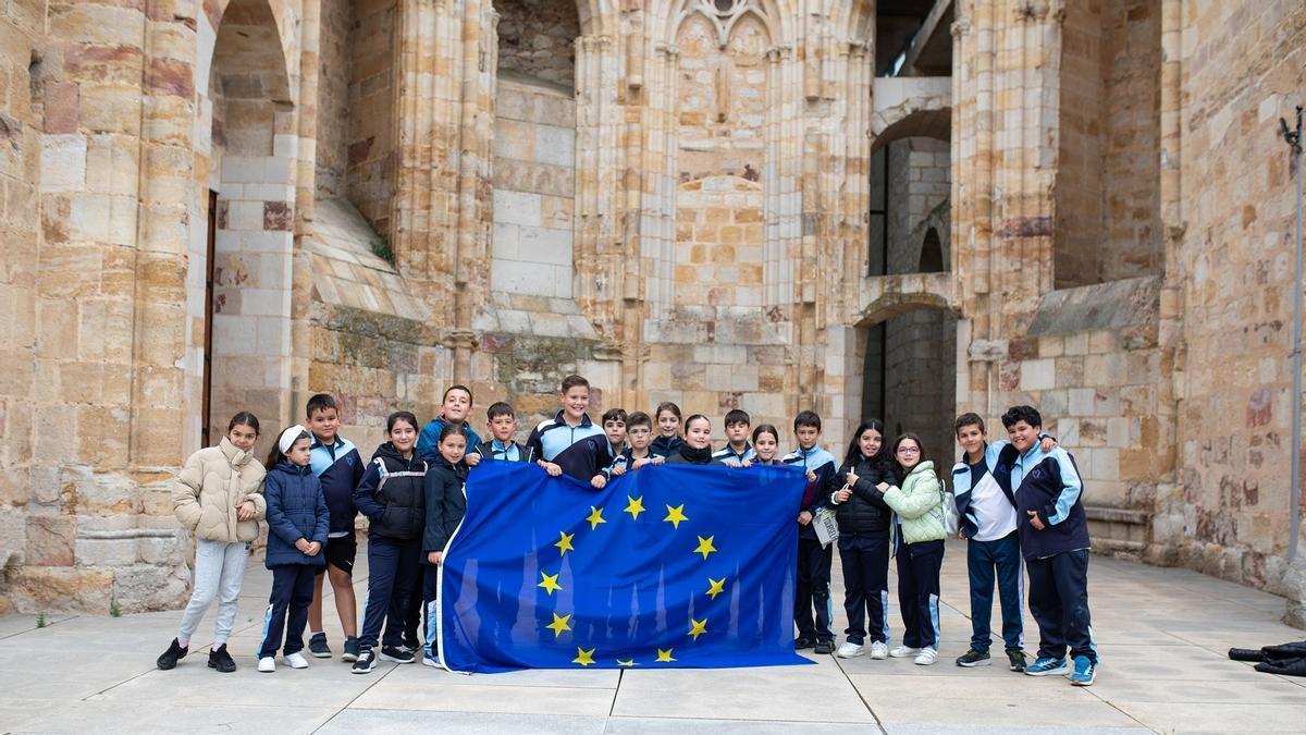 Alumnos de un centro escolar visitan la FRAH con motivo del Día de Europa.