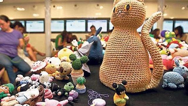 Algunos "crafts" en el encuentro nacional de Amigurumi celebrado en Alicante.  // David Perich