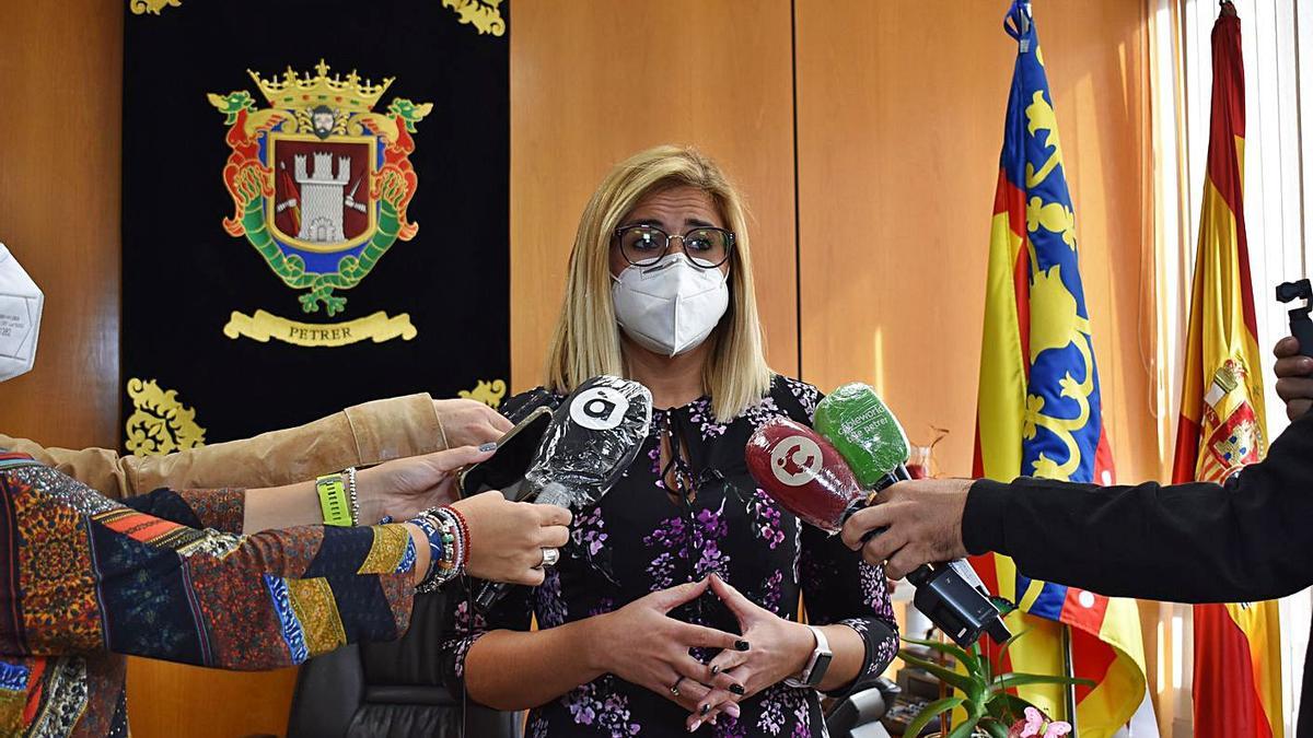 La alcaldesa de Petrer, Irene Navarro, declara sobre el cierre perimetral de su municipio. | AYUNTAMIENTO DE PETRER
