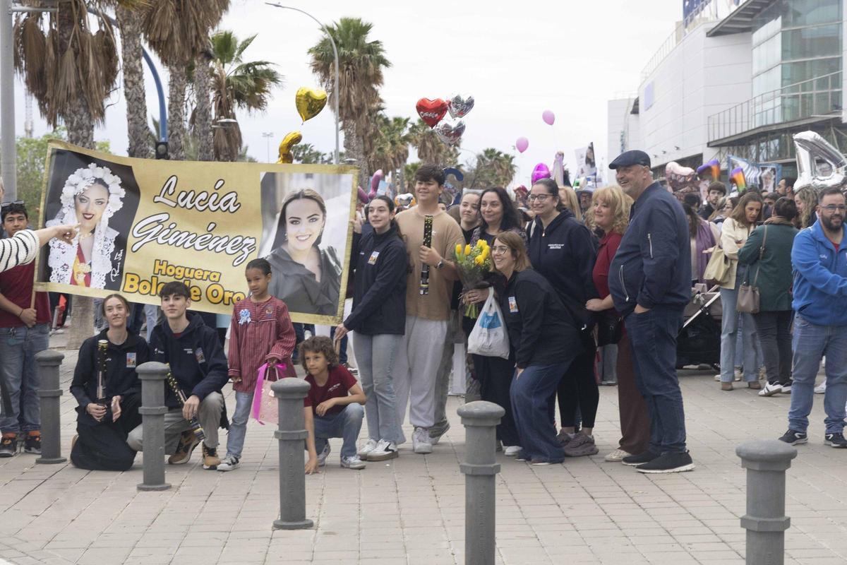 Las candidatas regresan a Alicante arropadas por una emotiva bienvenida de foguerers, en imágenes Las candidatas regresan a Alicante arropadas por una emotiva bienvenida de foguerers, en imágenes