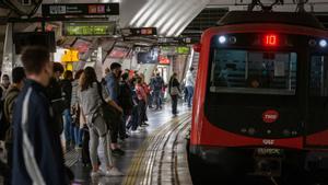 Barcelona 15/10/2020 sociedad. Metro a tope, tema pandemia, covid. A primera hora de la mañana.LUGAR: tparada linea 1, plaza