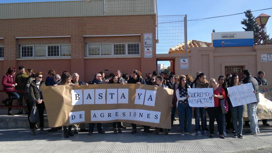 Los profesores se concentraron ayer frente al instituto como denuncia a la «situación insostenible» que vive en centro por la actitud de parte de sus alumnos.