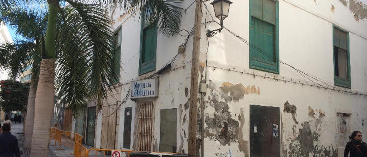 Vivienda en la plaza de la Constitución, en pleno centro de Arrecife, con vallas por el peligro de derrumbe.