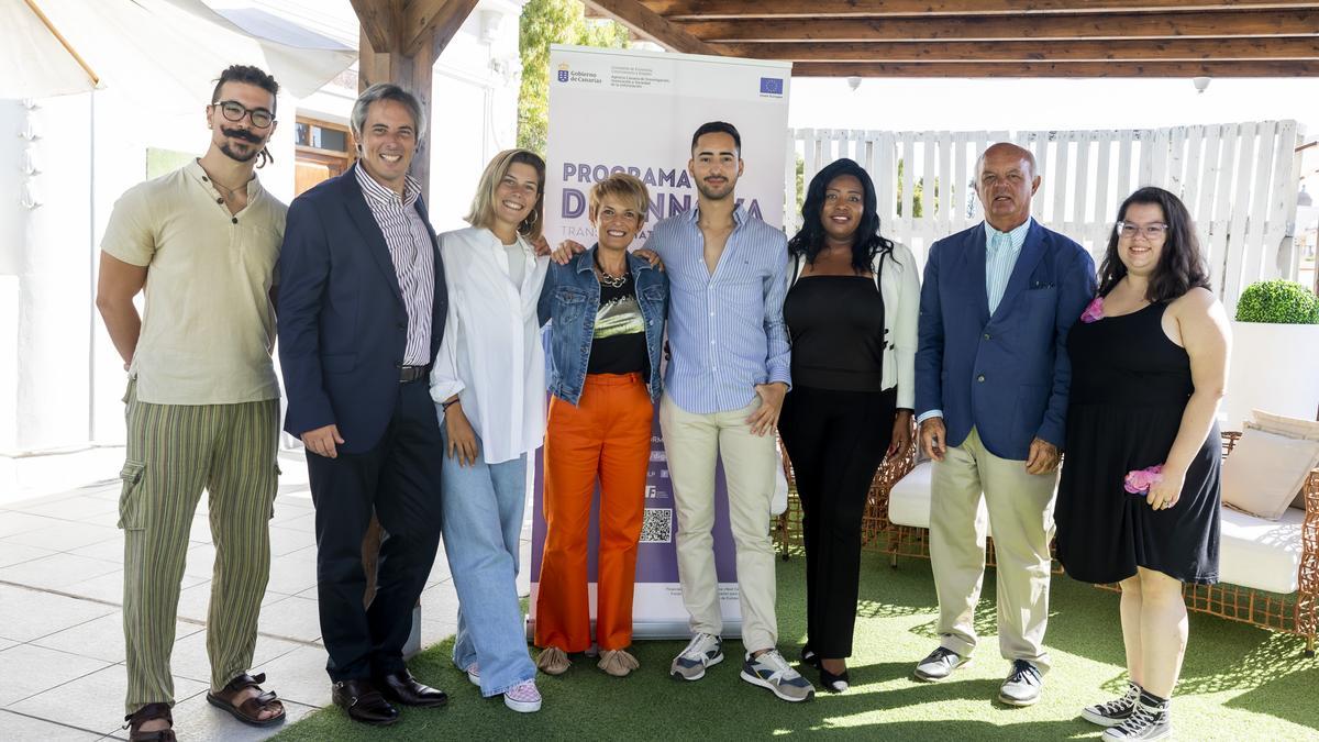 De izquierda a derecha: Gabriel González Rodríguez (dinamizador),  Carlos Navarro Martínez (director de la ACIISI), Sara Amador Martin (dinamizadora), Elena Máñez (consejera de Economía, Conocimiento y Empleo), Alexander Díaz Navarro (dinamizador), María del Pilar Rodríguez Zapata (dinamizadora), Alberto Cabré de León (presidente de la FULP) y Andrea Expósito Santana (dinamizadora)