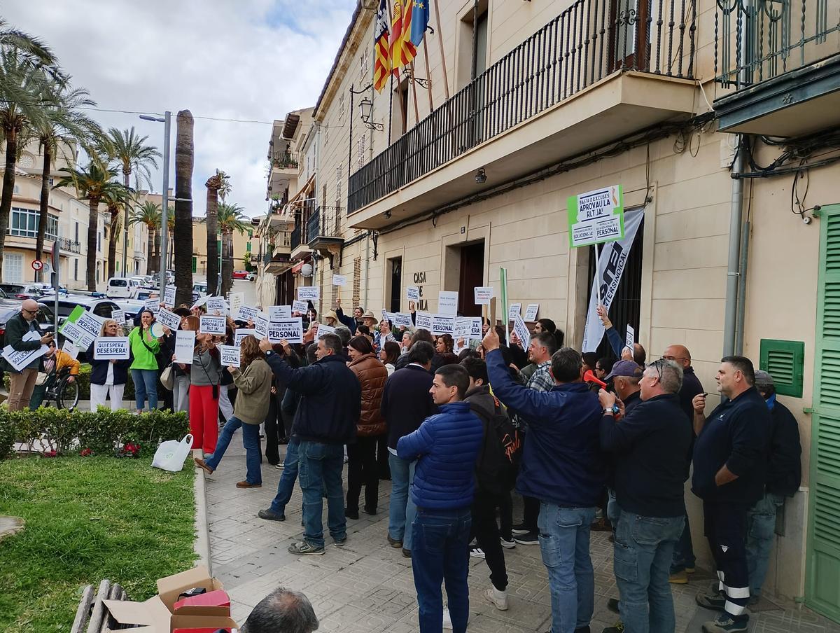 Los trabajadores municipales se concentraron ante el Ayuntamiento hace varios días para reclamar la aprobación de la RLT.