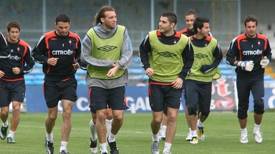 Michu, segundo por la izquierda, durante el entrenamiento de ayer en Balaídos.