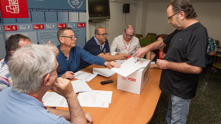 Un militante del PSOE vota en Alicante.