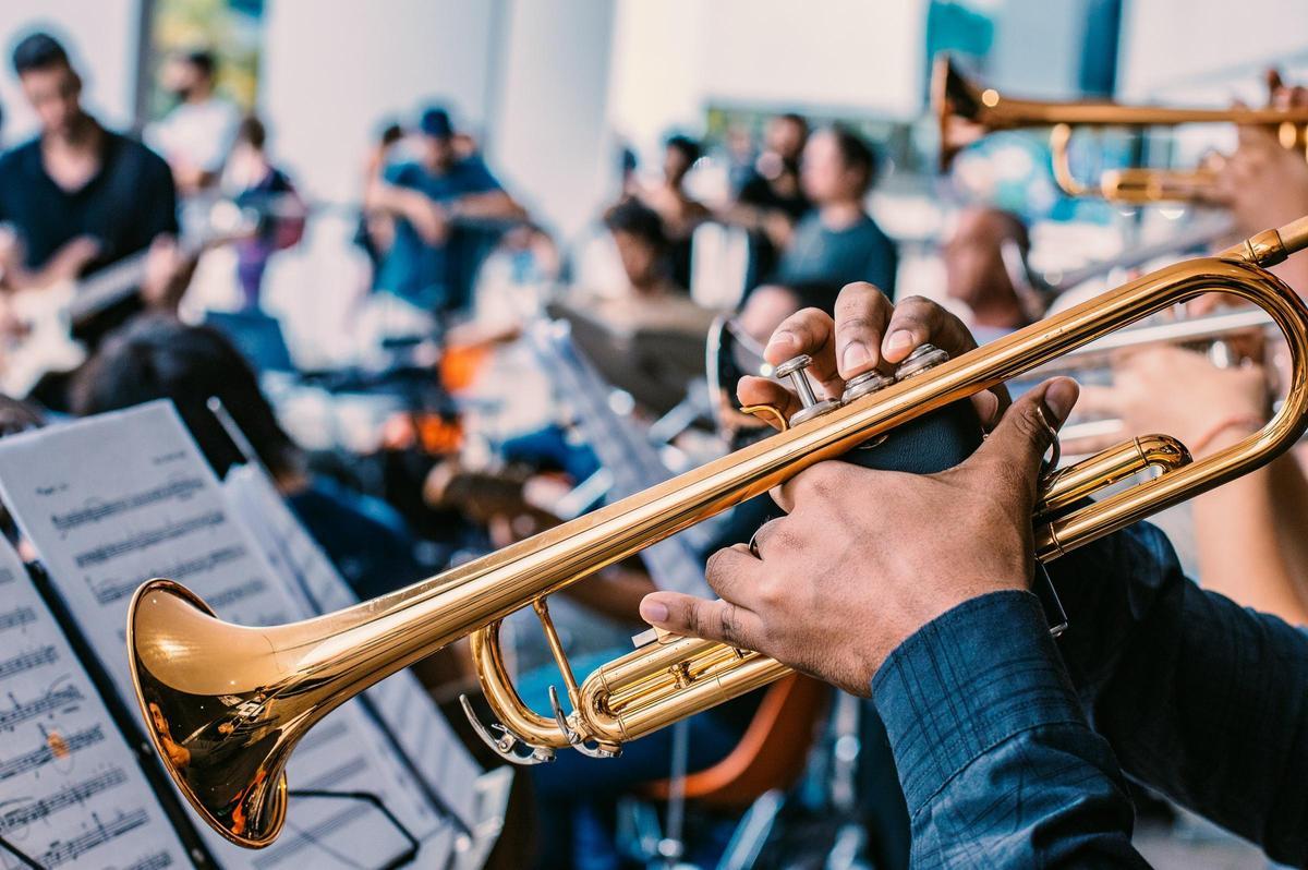 Varios trompetas durante un concierto.
