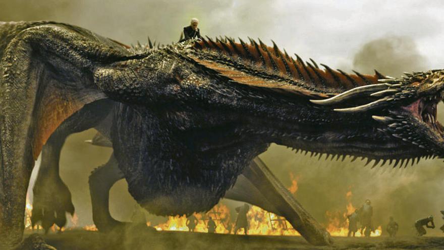 Daenerys Targaryen sobre su dragón &quot;Drogon&quot;, en una secuencia de la serie. // Hbo