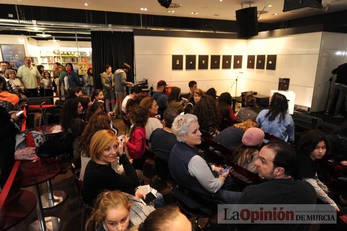 Rozalén, en la firma de discos y libros en FNAC