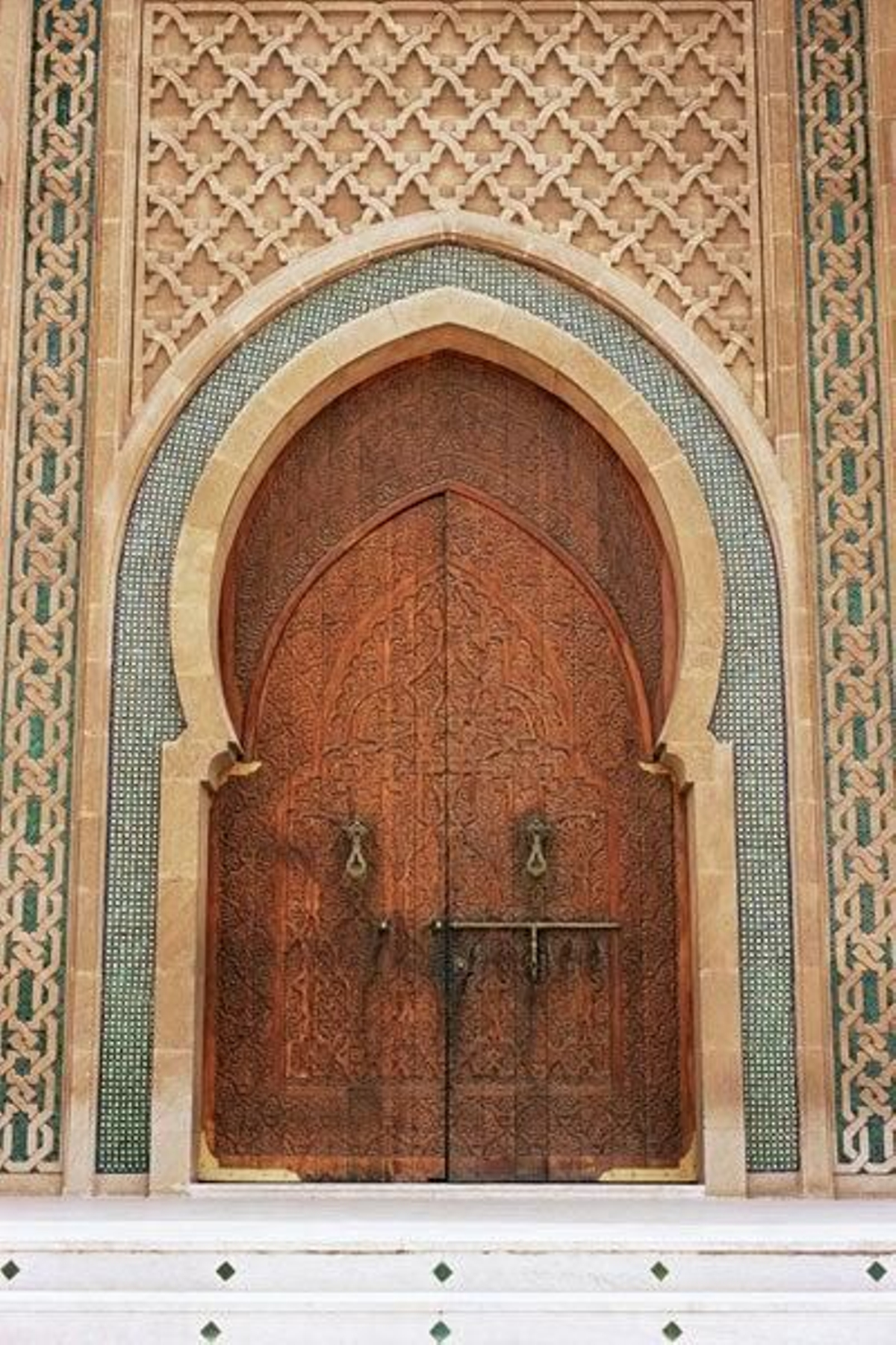Entrada de la mezquita de Mohammed V en Agadir.