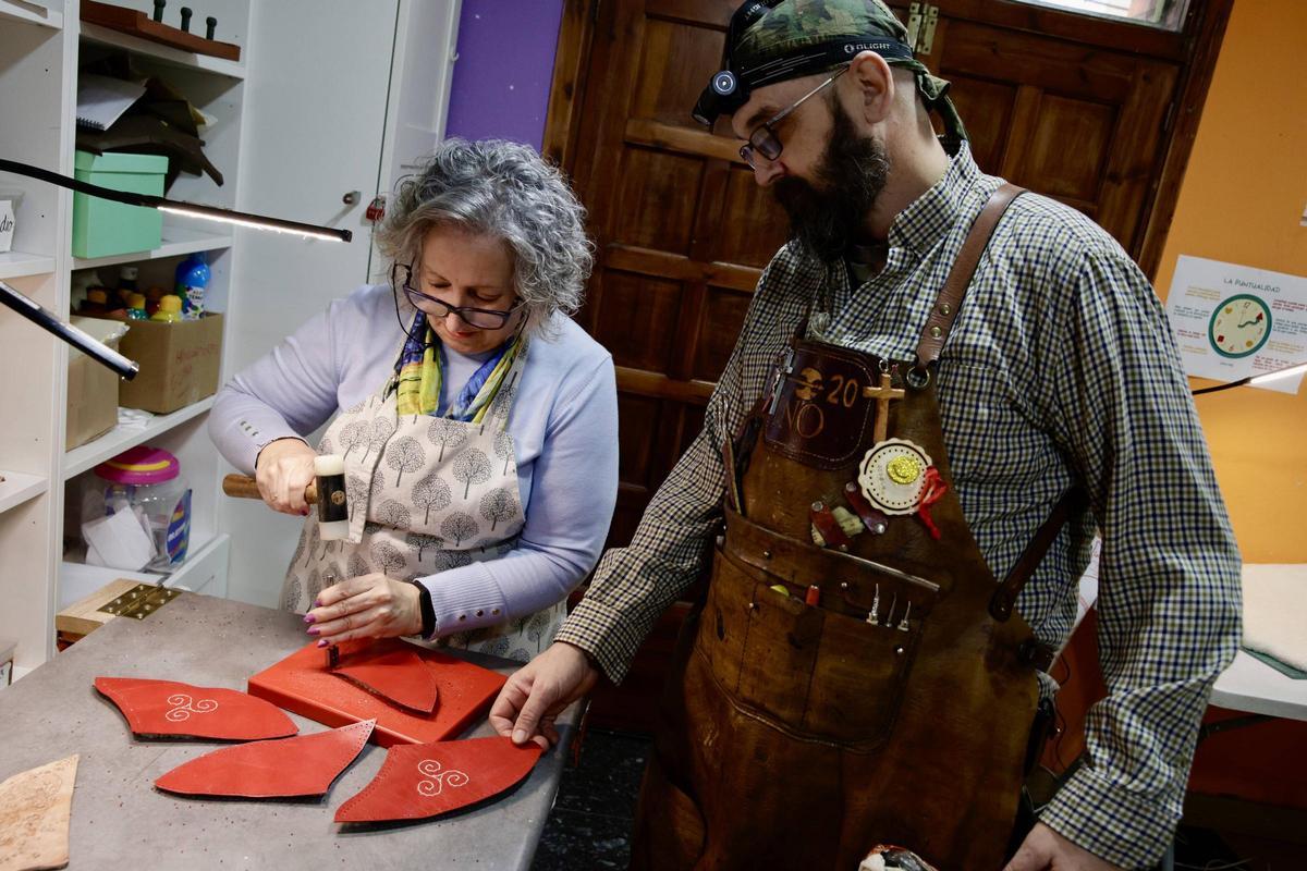 Cosido a mano y con alma en Mar de Niebla: “El cuero me salvó la vida y ahora quiero ayudar a otros”