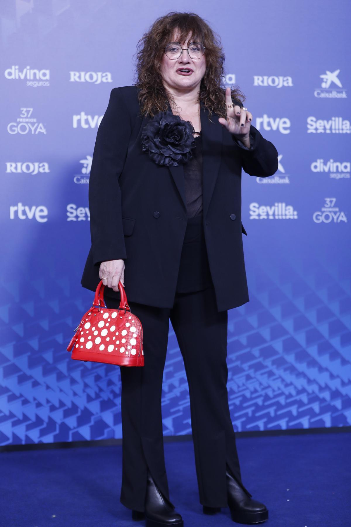 SEVILLA 11/02/2023.- La directora Isabel Coixet a su llegada a la XXXVII edición de los Premios Goya, que se celebra este sábado en el Palacio de Congresos y Exposiciones FIBES de Sevilla. EFE/Jorge Zapata