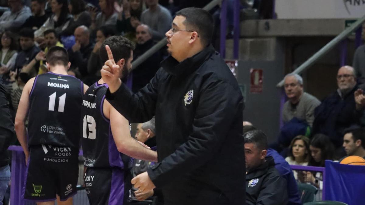 Manu Herrera da instrucciones al equipo en un partido de esta temporada