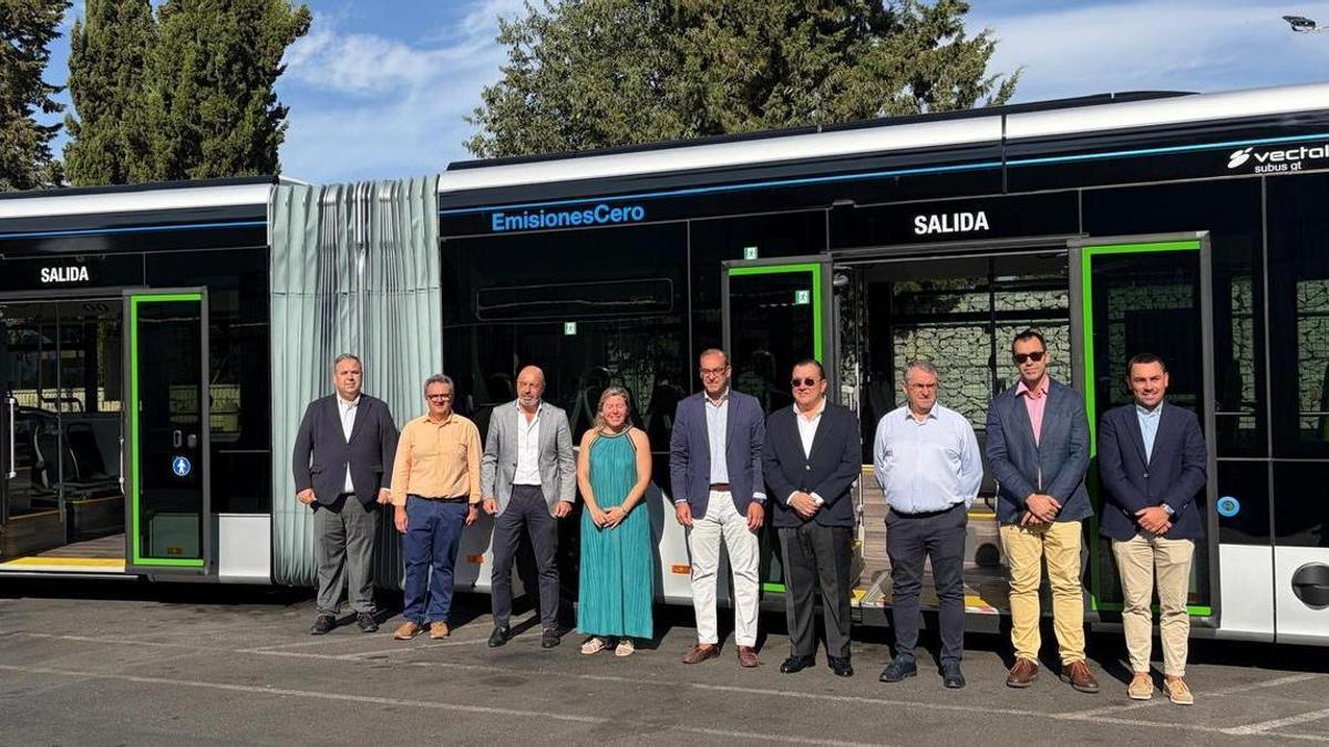 El alcalde y varios miembros de su equipo de Gobierno, junto a responsables de Vectalia, posan ante el autobús que se incorporará en septiembre al refuerzo de la línea 8.