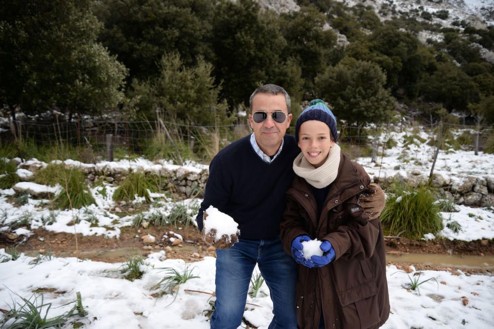 Am Freitag (2.2.) hat es in den Höhenlagen von Mallorca geschneit - die weiße Pracht war am Samstag weithin sichtbar und Attraktion für kleine und große Ausflügler.