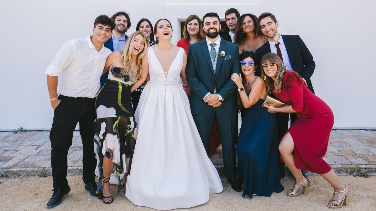 Alejandro y Cristina con compañeros y amigos durante la boda