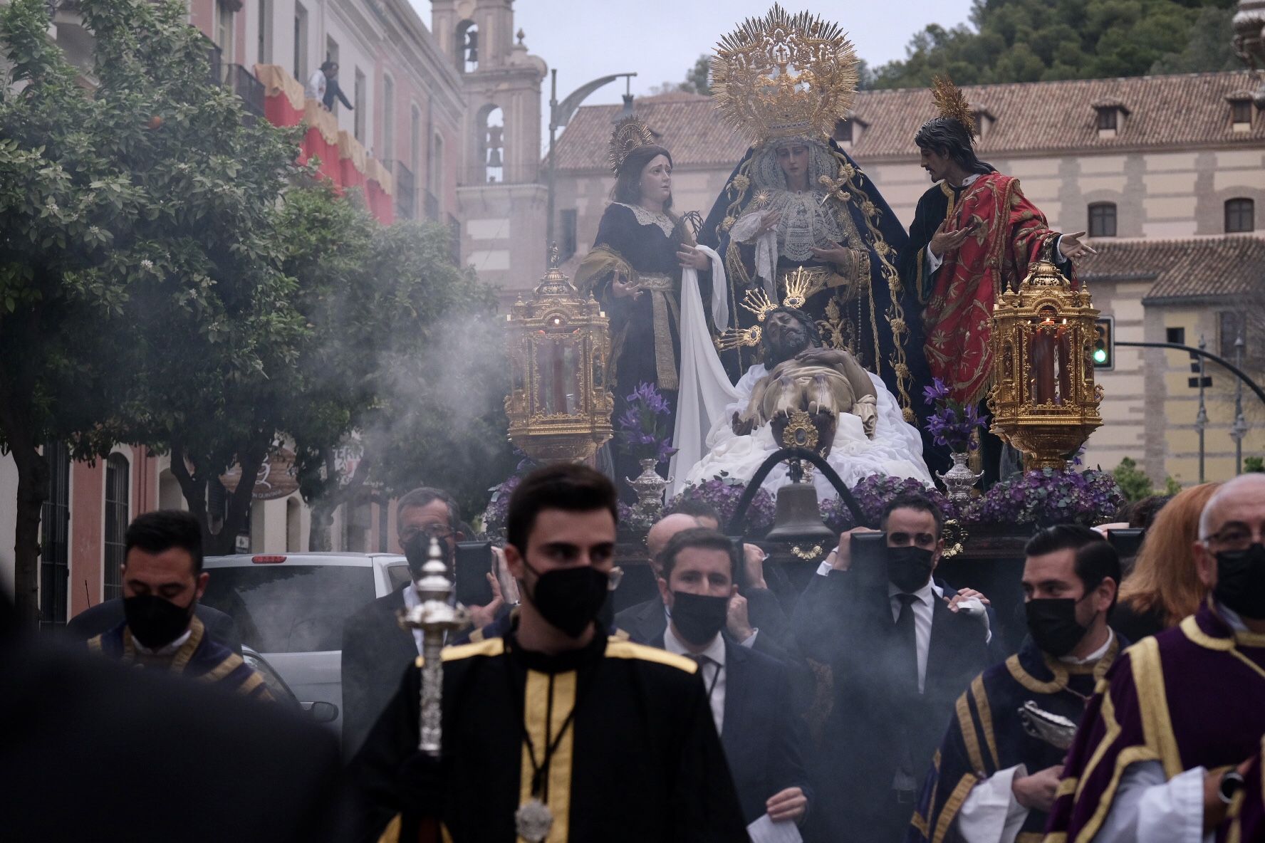 El Yacente de la Paz y la Unidad, junto a las imágenes de Santa María del Monte Calvario, San Juan Evangelista y María Magdalena, la XIV Estación