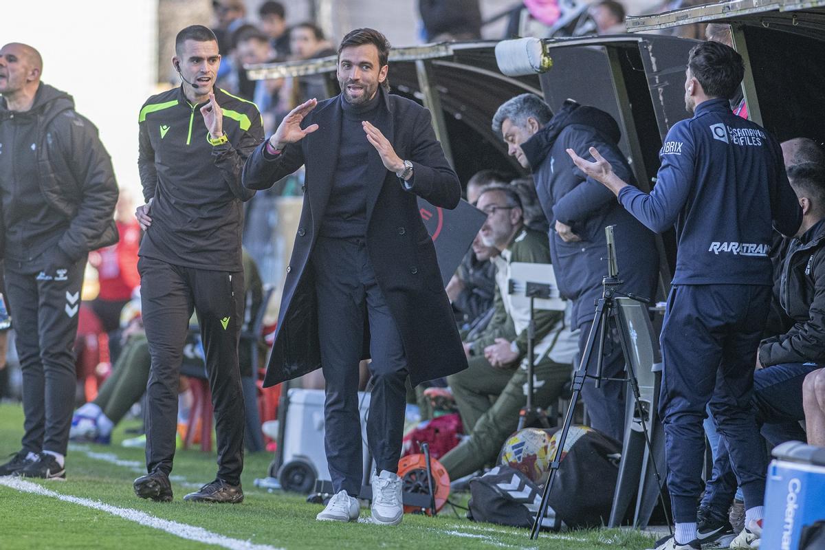 Fran Beltrán, en la banda del Municipal de Barreiros durante el Celta Fortuna-Mérida del sábado.