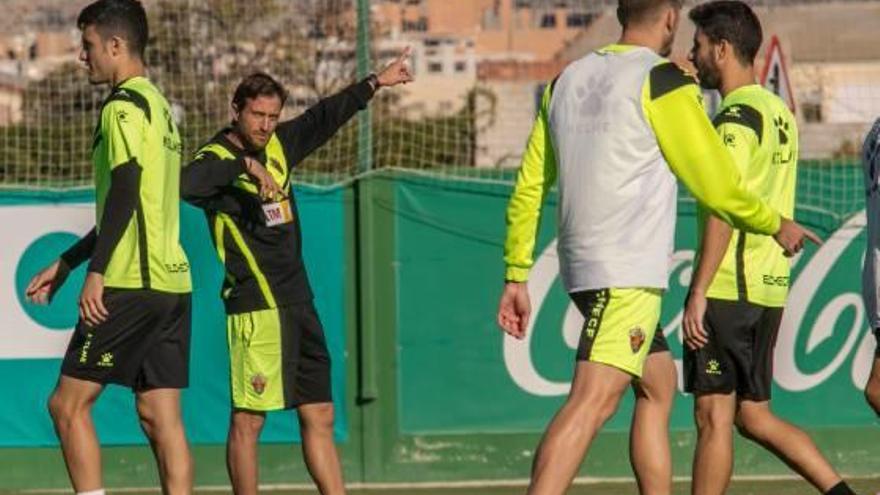 Óscar Sánchez dirigió ayer el entrenamiento del Elche en el Anexo al Martínez Valero.