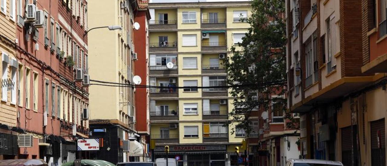 Bloques de viviendas en la calle Doctor Iranzo del zaragozanos barrio de Las Fuentes. | JAIME GALINDO