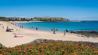 Teguise saca a concurso el mantenimiento integral de las playas de Costa Teguise