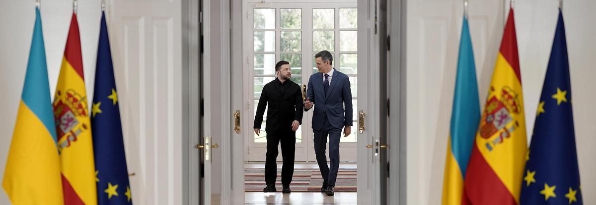 El presidente del Gobierno, Pedro Sánchez, durante el encuentro con el presidente de Ucrania, Volodímir Zelenski, en La Moncloa.