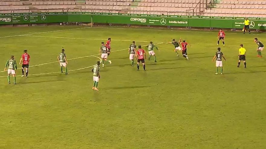 Un jugada del partido en Ferrol.