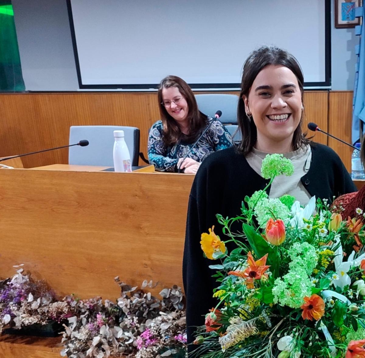 La alcaldesa Araceli Gestido, al fondo; y la concejala Xiana Abal, en un reciente acto en el salón de plenos del Concello de Cangas.