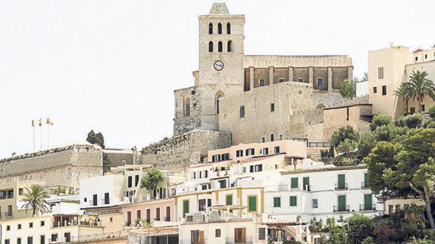 Dalt Vila centrará las excursiones que se inician este sábado.