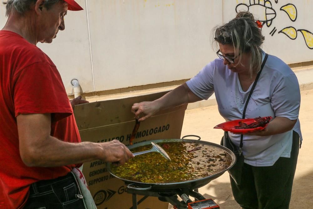 Los vecinos participan en el tercer concurso municipal de paellas