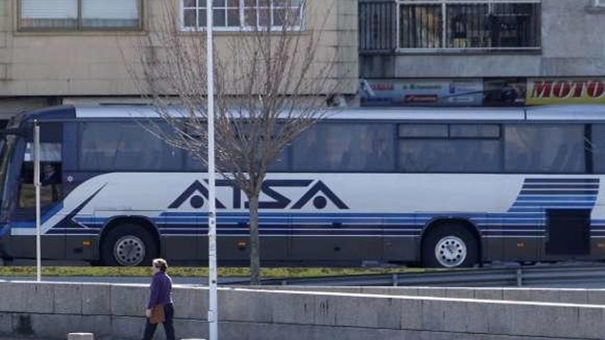 Uno de los autobuses que comunica Baiona y Vigo. // José Lores