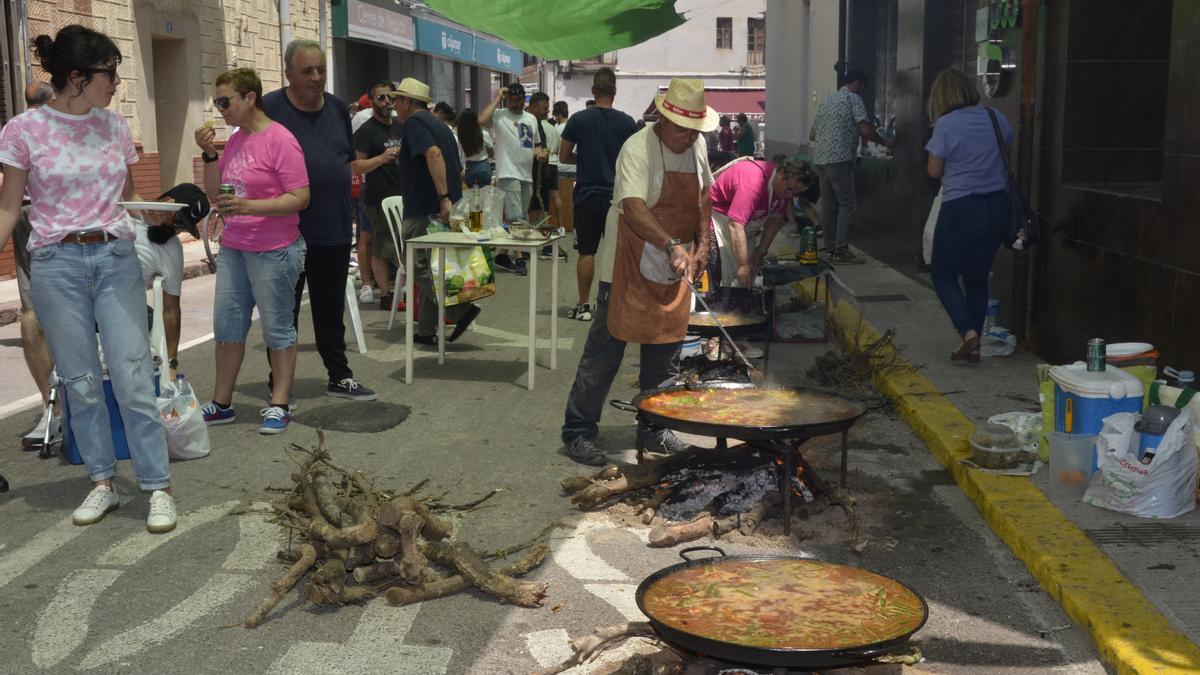 Los vecinos y las peñas han preparado sus propias paellas en los espacios habilitados.