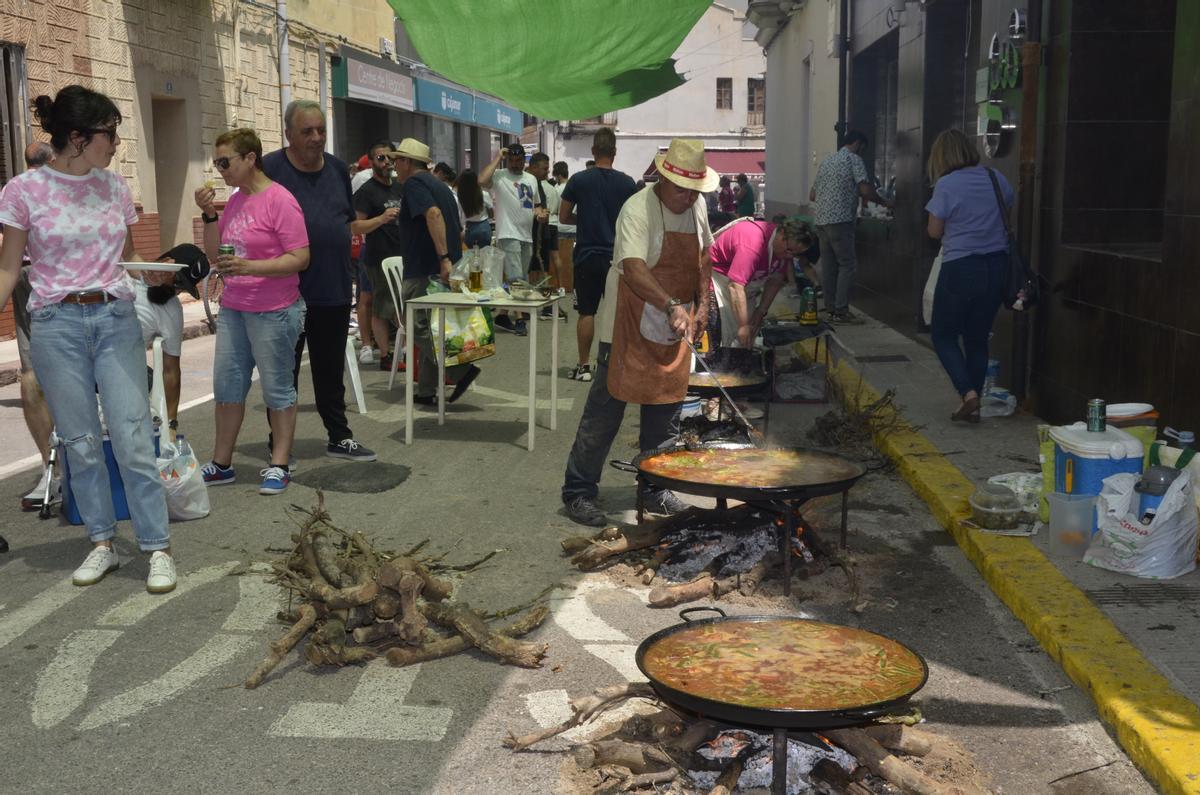 Los vecinos y las peñas han preparado sus propias paellas en los espacios habilitados.