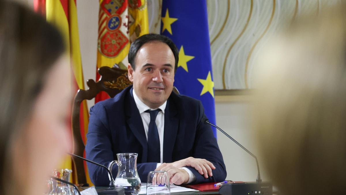 El 'president' Llorca, en un pleno del Consell.