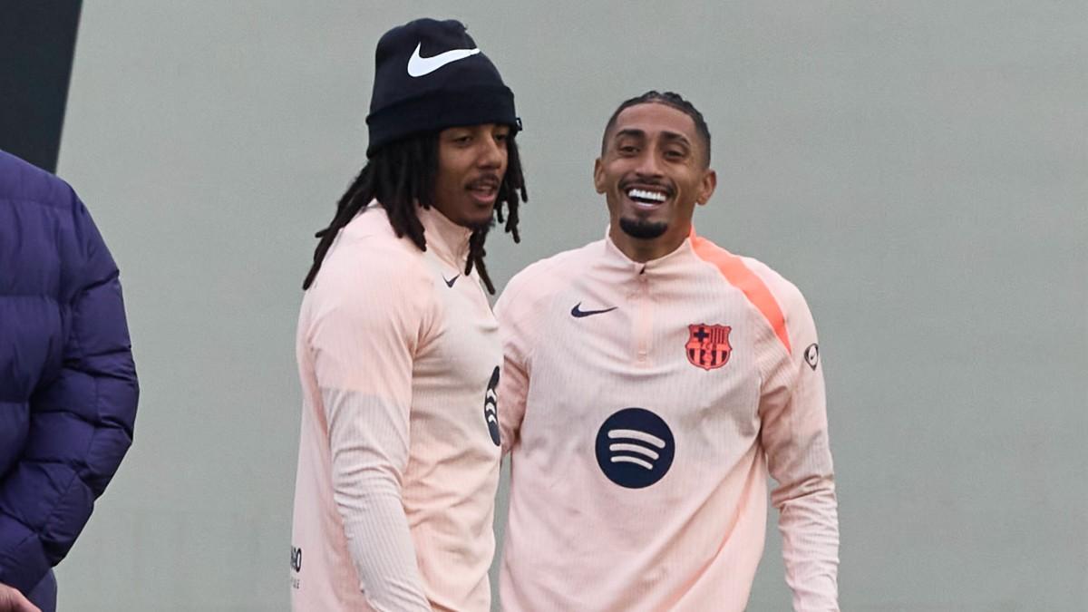 Jules Koundé y Raphinha durante un entrenamiento con el FC Barcelona