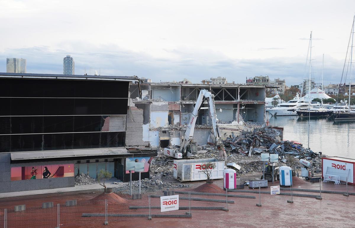 Avança la demolició dels Cines Maremàgnum al Port Vell de Barcelona