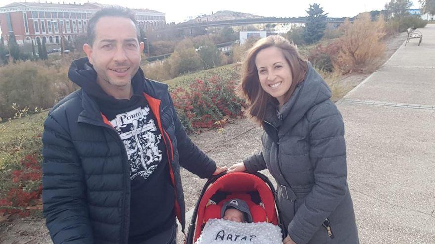 Ramiro y Cristina, junto a su hijo recién nacido, Artai.