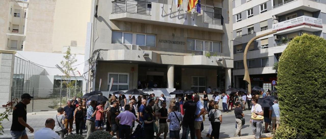 Imagen de archivo de una protesta de funcionarios ante el Ayuntamiento de Torrevieja.