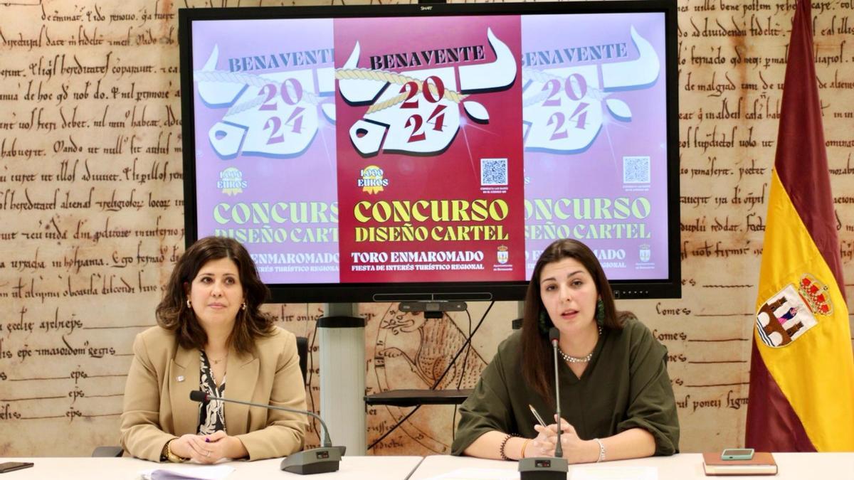 Beatriz Asensio y Mercedes Benítez durante la presentación de las bases del concurso del cartel del Toro Emaromado.