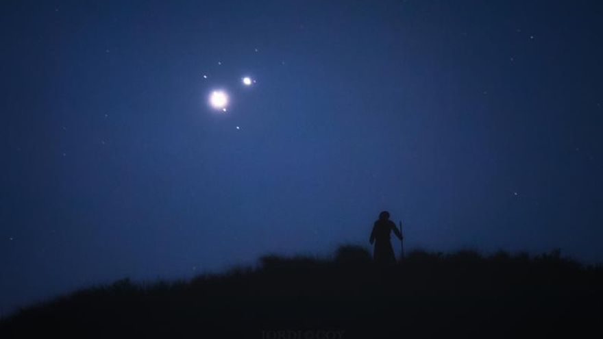 La conjunción planetaria captada a un kilómetro de la cima del monte Bolón con el hermano del autor posando con atrezzo de oráculo