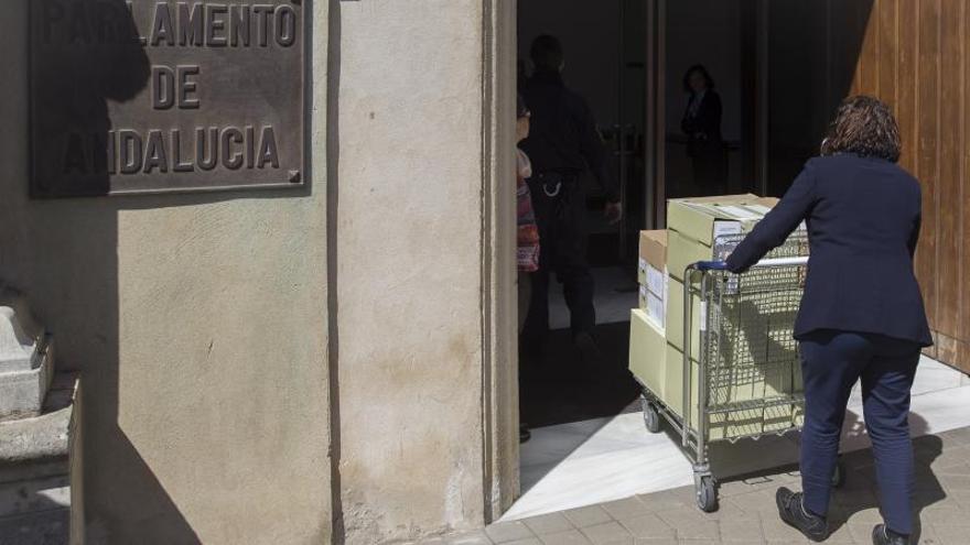 Las funcionarias ganan 10 euros menos al día que sus compañeros en la Junta de Andalucía