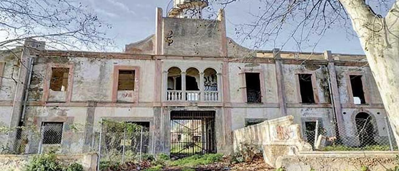 Fachada principal de la antigua fábrica de tapices de Can Morató, un edificio catalogado.