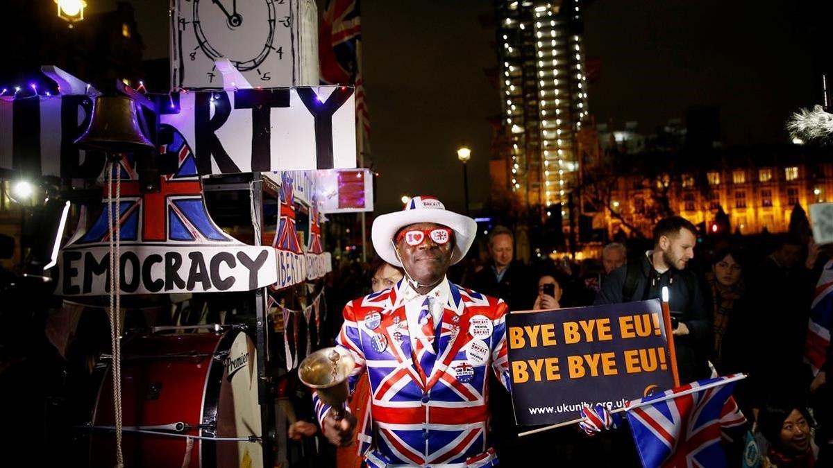 Varios londinenses celebran la salida del Reino Unido de la UE, este viernes.