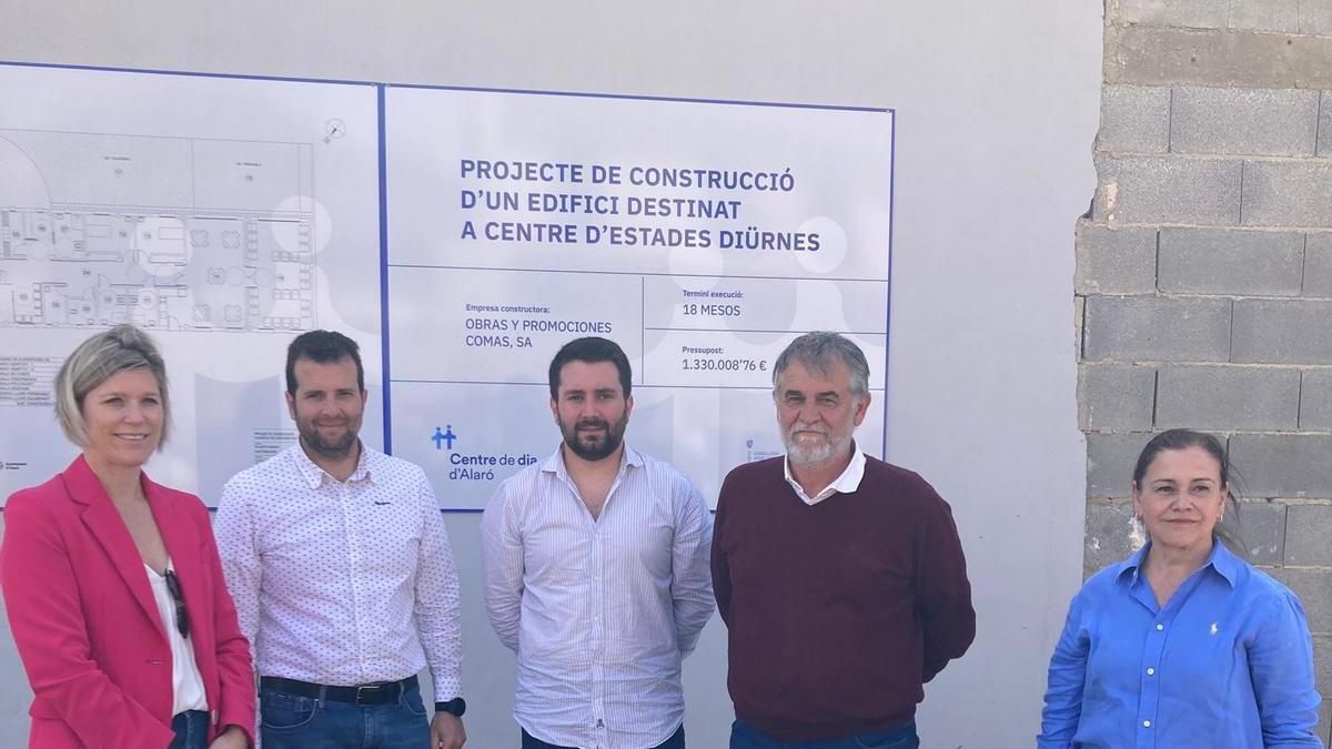 Las autoridades, en el solar donde se construye el centro de día.