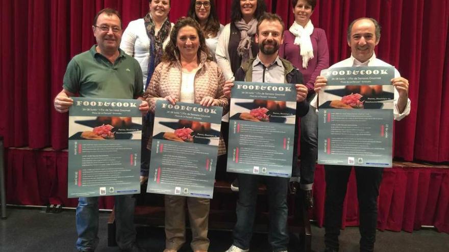 Por la izquierda, Belisario Suárez, María del Mar Agüeria, Nacho Manzano y José A. Campoviejo sujetan los carteles del &quot;food&amp;cook&quot;. Detrás, Natalia Gutiérrez, Isabel Suárez, Ana Suárez y Fidelia Fernández, ayer, en Arriondas.