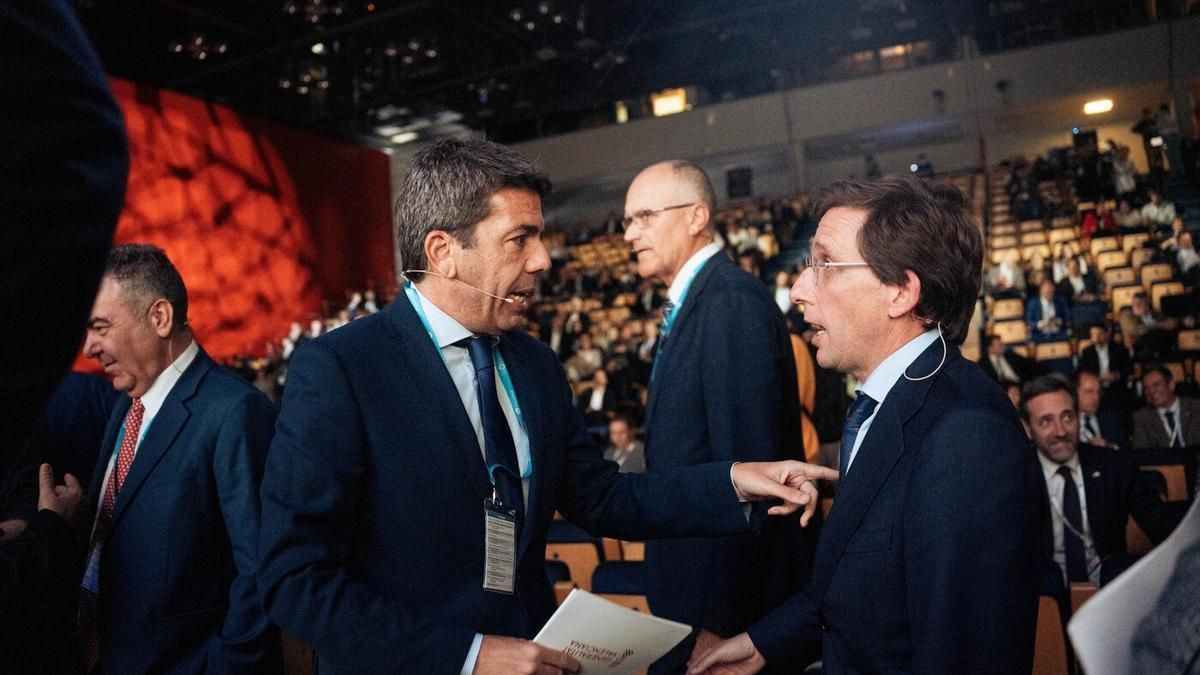 Mazón, junto a Martínez-Almeida, este martes en el foro.